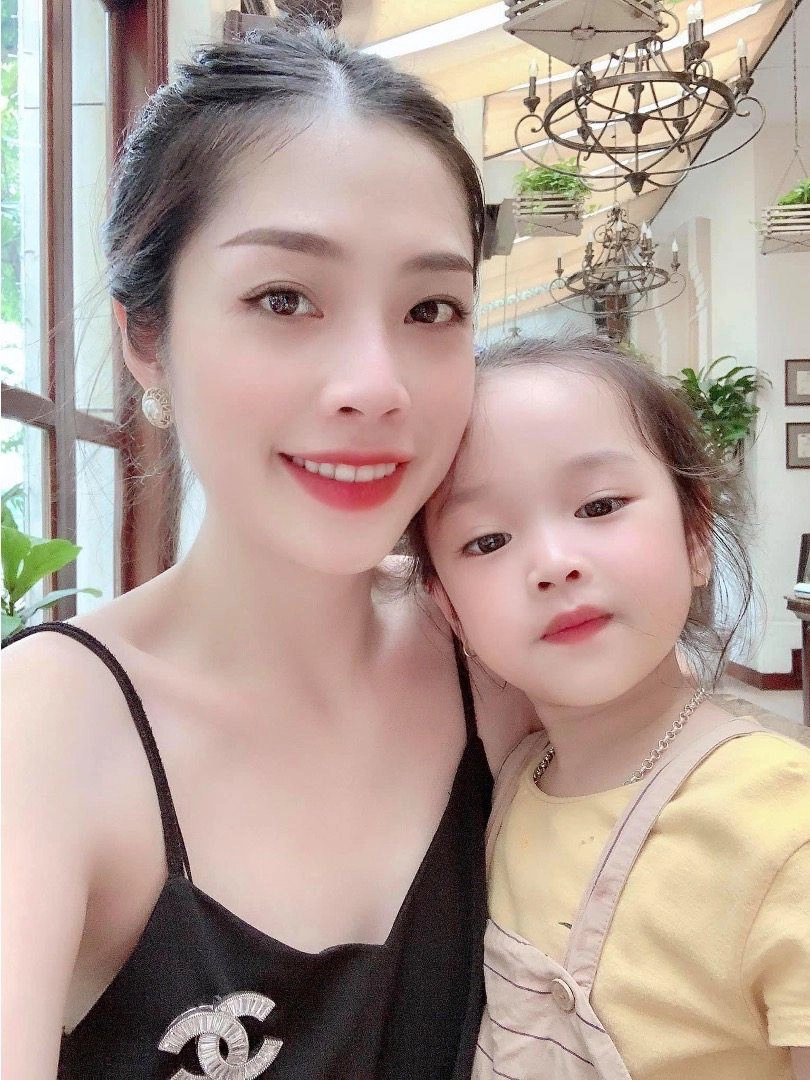 Tuấn hưng khoe ảnh 2 mẹ bỉm gợi cảm nhưng dân tình lại chú ý hình phản chiếu trong gương - 5