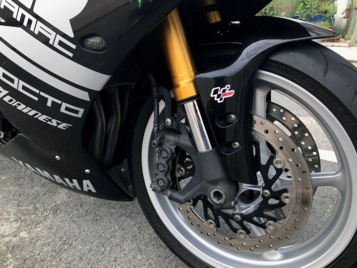 Yamaha r1 cứng ngắc bên bộ cánh đen tem đấu pramac - 5