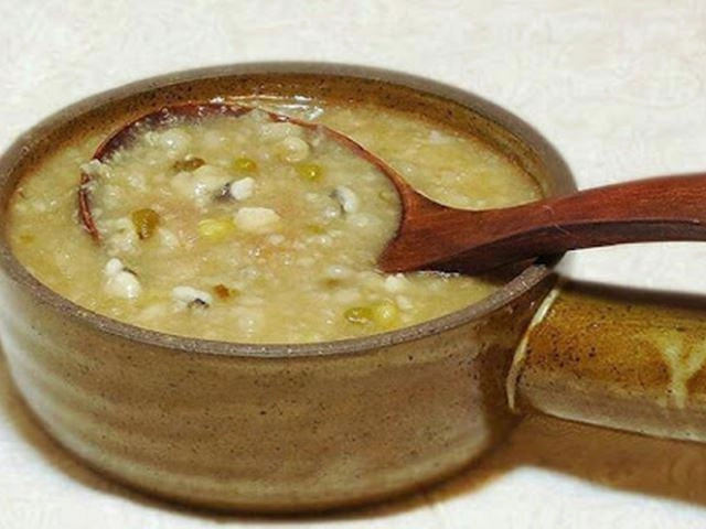 3 cách nấu cháo tôm hạt sen nóng hổi bổ dưỡng cho bé - 5