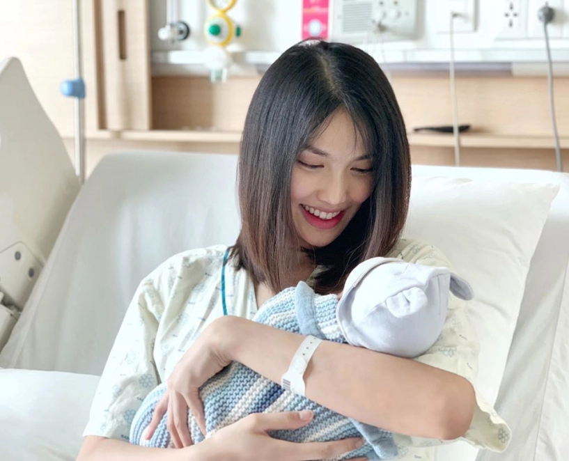 Ai bảo phụ nữ trên bàn đẻ kém sắc đàm thu trang-hoàng oanh không son phấn da vẫn hồng - 3