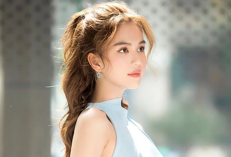 Bằng tuổi nhau nhưng ngọc trinh trẻ trung áp đảo lâm vỹ dạ - 11