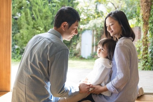 Bé trai 7 tuổi để tóc dài mặc váy đi khám nghe kết luận bố mẹ bật khóc - 1