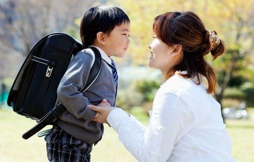 Bé trai 7 tuổi để tóc dài mặc váy đi khám nghe kết luận bố mẹ bật khóc - 3