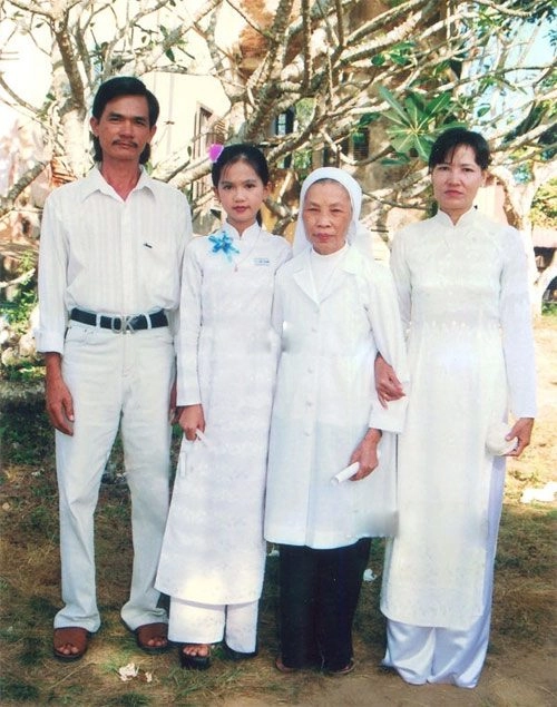 Bị chê mặt tròn da đen ngọc trinh lộ ảnh thuở nhỏ chụp cùng mẹ kế nhan sắc chuẩn 10 - 2