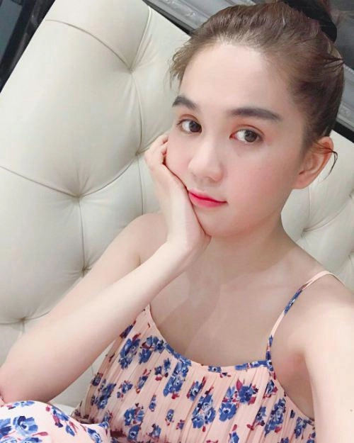 Bị chê mặt tròn da đen ngọc trinh lộ ảnh thuở nhỏ chụp cùng mẹ kế nhan sắc chuẩn 10 - 9