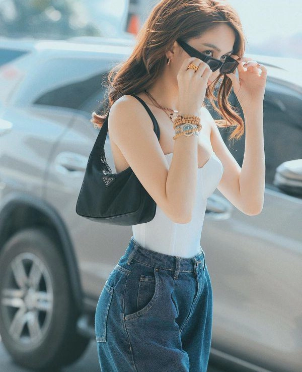 Bị chê mặt tròn da đen ngọc trinh lộ ảnh thuở nhỏ chụp cùng mẹ kế nhan sắc chuẩn 10 - 11