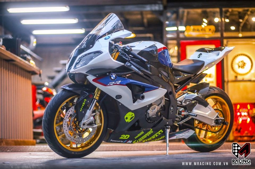 Cá mập bmw s1000rr thoát y lực lưỡng dưới gầm garage - 2