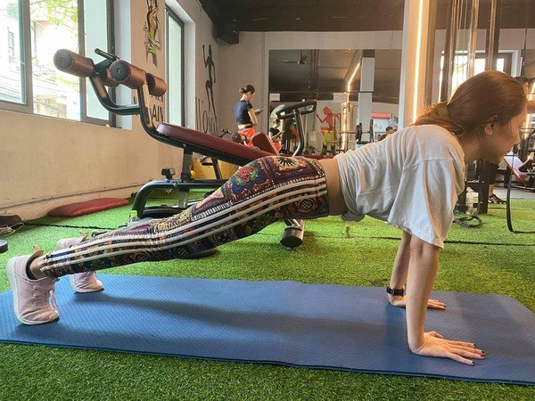 Chán gym mỹ nhân cô gái xấu xí một thời chuyển sang tập yoga để duy trì dáng nuột nà - 3