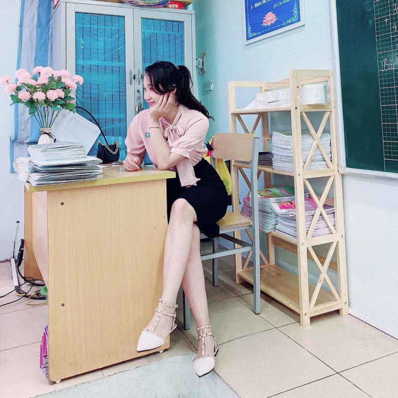 Cô giáo tiểu học xinh như hotgirl các bố cũng ngẩn ngơ bị nói đi dạy toàn lo chụp ảnh - 2