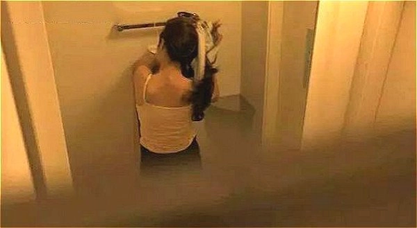 Con nghịch điện thoại vô tình livestream toàn bộ cảnh hớ hênh của mẹ lên mạng - 2