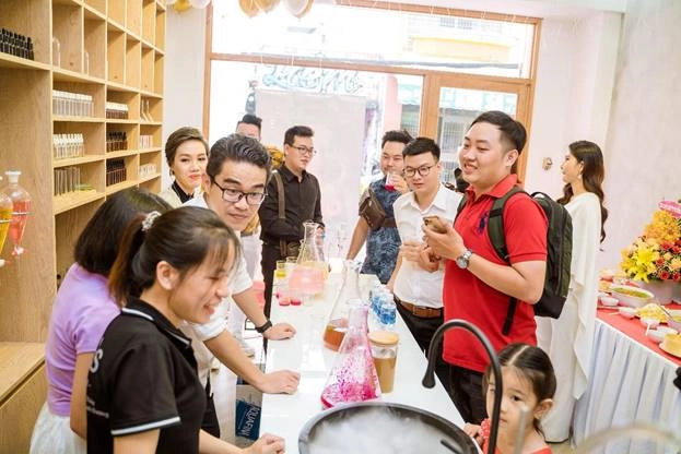 Đông đảo khách hàng đến trải nghiệm cửa hàng mỹ phẩm phòng lab đầu tiên của nuviss - 5