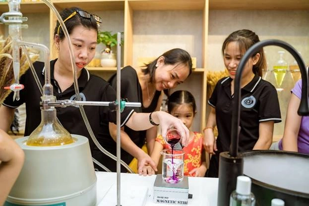 Đông đảo khách hàng đến trải nghiệm cửa hàng mỹ phẩm phòng lab đầu tiên của nuviss - 6
