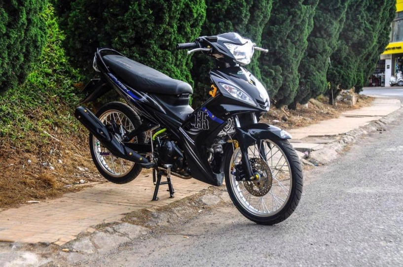 Exciter 135cc nhẹ nhàng với nhiều trang bị cứng cáp khoe dáng bên lệ đường - 2