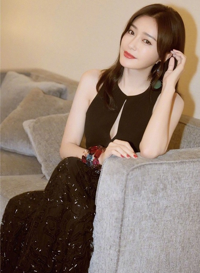 Hoàng hậu vạn người mê kẻ chân mày cong dài như cây cầu để mặt nghiêm trang cũng hoá hài - 1