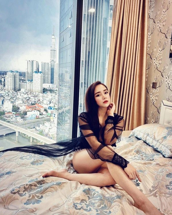 Hot girl đá đểu chi pu mê diện váy ngủ khoe vòng một ngồn ngộn trên mạng xã hội - 4