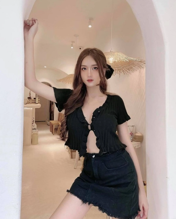 Hot girl siêu vòng một mặc áo chỉ buộc một sợi dây dân mạng đứng tim sợ dây áo tuột - 2