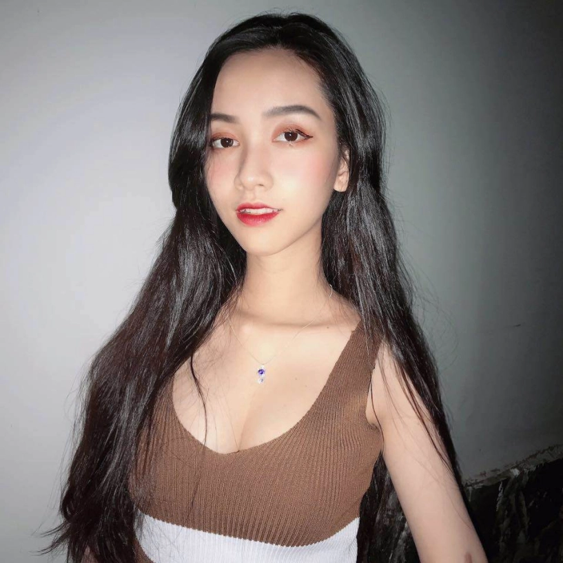 Hotgirl đà lạt tắm cho con bằng đôi chân dài trắng nõn khi nhìn đến tay ai cũng bật khóc - 1