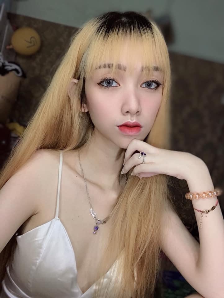 Hotgirl đà lạt tắm cho con bằng đôi chân dài trắng nõn khi nhìn đến tay ai cũng bật khóc - 2