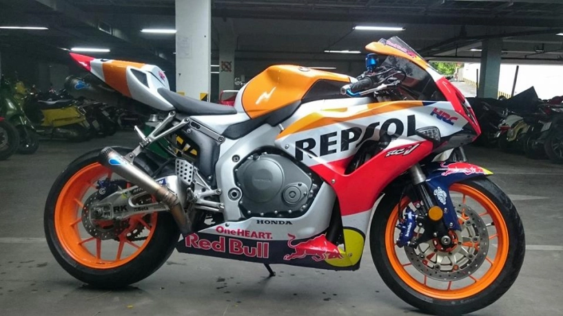 Huyền thoại cbr1000rr 2007 tốc biến với bộ áo repsol motogp 2017 - 1