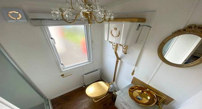 Khám phá nhà nghỉ phong cách hoàng gia lóa mắt với ngai vàng bọc nhung đỏ toilet dát vàng - 7