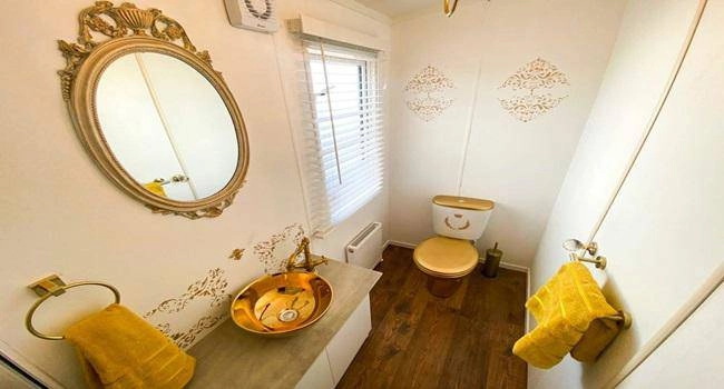 Khám phá nhà nghỉ phong cách hoàng gia lóa mắt với ngai vàng bọc nhung đỏ toilet dát vàng - 9