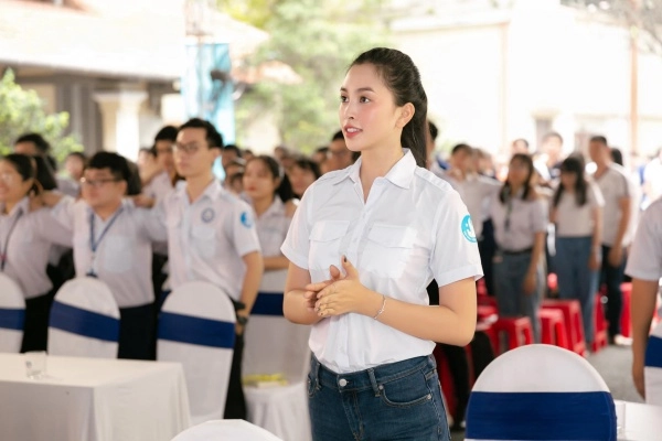 Không váy áo lộng lẫy hoa hậu tiểu vy vẫn tỏa sáng rạng ngời trong trang phục nữ sinh - 6