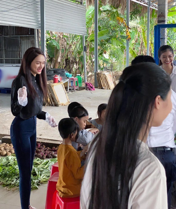 Lột hết hàng hiệu khi đi từ thiện hương giang được khen xinh đẹp như nàng tiên - 4