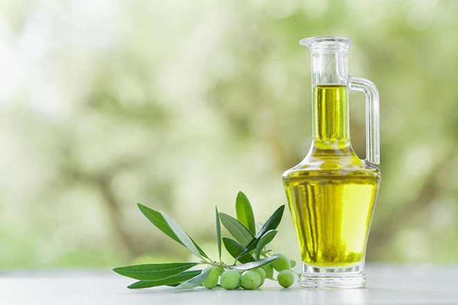 Mách nàng bí quyết dưỡng da mướt mườn mượt với dầu oliu - 1
