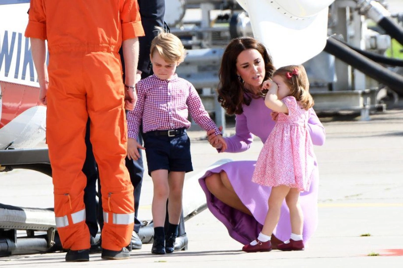 Máy ảnh phát hiện hành động lạ của vợ chồng công nương kate middleton khi con hư nơi đông người - 4