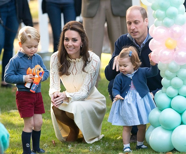 Máy ảnh phát hiện hành động lạ của vợ chồng công nương kate middleton khi con hư nơi đông người - 7