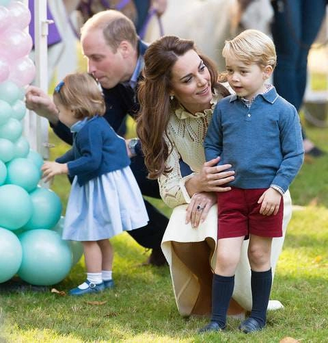 Máy ảnh phát hiện hành động lạ của vợ chồng công nương kate middleton khi con hư nơi đông người - 8