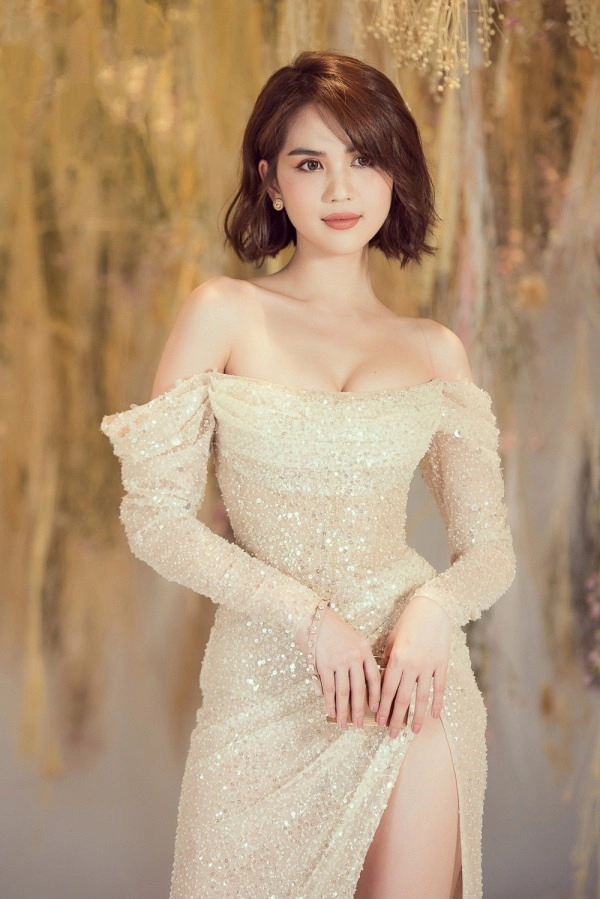 Me 2 con chan ngan van khong ngại đung hang voi loat hoa hau hang đau showbiz - 6