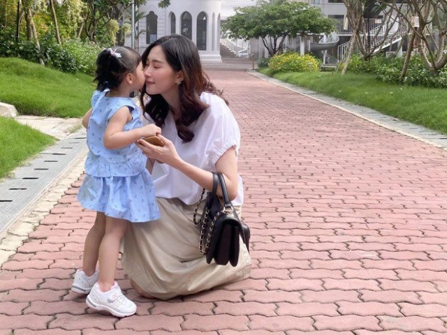 Mới hơn 2 tuổi con gái xinh như búp bê của hh đặng thu thảo đã đối đáp khéo léo - 10