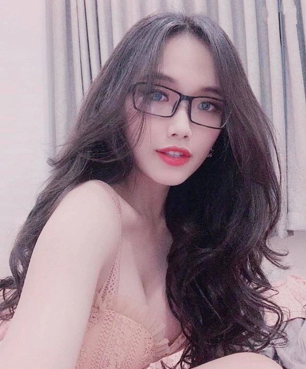 Một nửa thế giới điêu đứng vì bờ ngực khủng của hot girl kính cận - 7