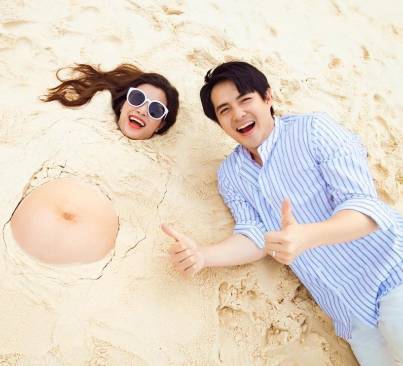 Muôn vàn cách khoe dáng kỉ niệm bầu bì của sao việt người chụp trong cát người bơi dưới nước - 1