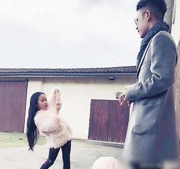 Ngoài con gái hay ăn mặc quê mùa triệu vy còn một con trai nhiều năm giờ lộ mặt - 4