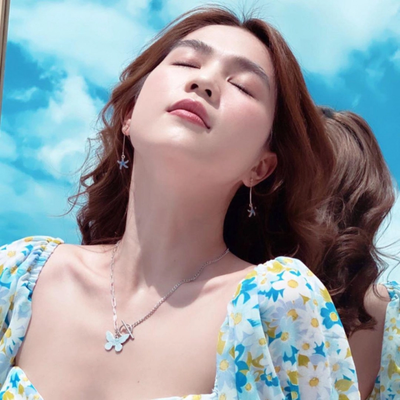 Nổi tiếng body không chút mỡ thừa nhưng ngọc trinh lại lộ cằm nọng mỡ ở góc chụp nghiêng - 2