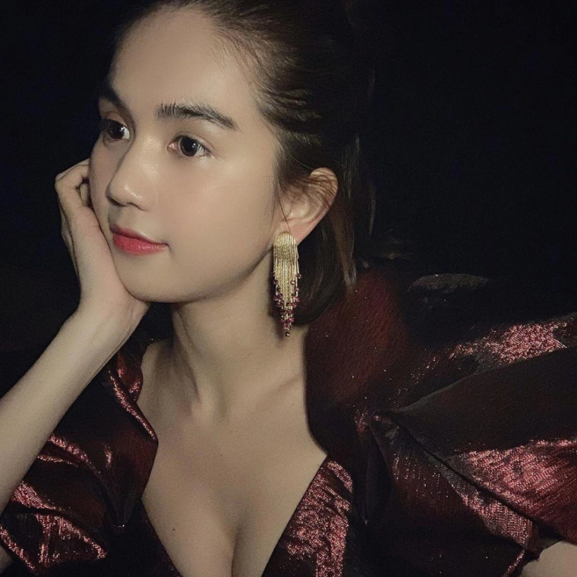 Nổi tiếng body không chút mỡ thừa nhưng ngọc trinh lại lộ cằm nọng mỡ ở góc chụp nghiêng - 11