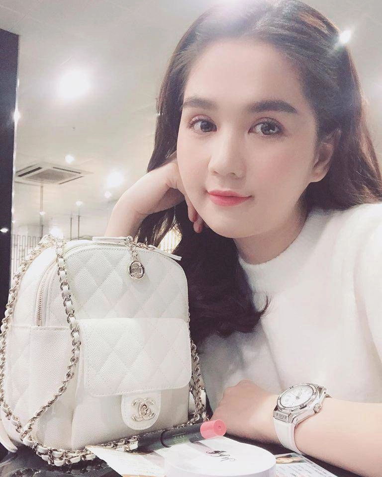 Nổi tiếng body không chút mỡ thừa nhưng ngọc trinh lại lộ cằm nọng mỡ ở góc chụp nghiêng - 12