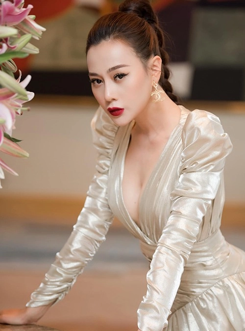 Phương oanh diện đầm body khoe vóc dáng nuột nà vượt xa thời kì đóng quỳnh búp bê - 4