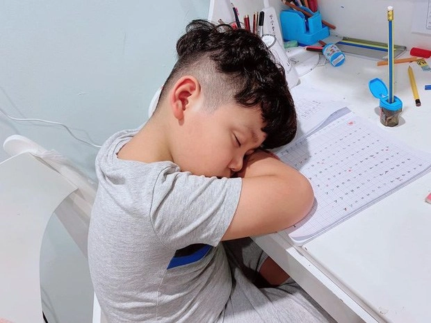 Sao việt mạnh dạn đăng ảnh bất lực khi con học hoá ra con nhà nguời ta giống con mình - 1