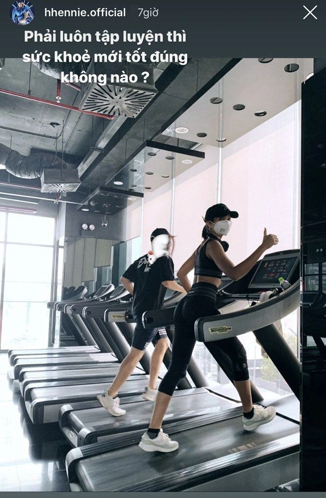 Sao viet tap gym het minh vẫn mang trang bi ngop tho giam can nhanh nhung de bi kiet suc - 2