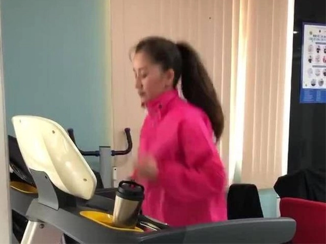 Sao viet tap gym het minh vẫn mang trang bi ngop tho giam can nhanh nhung de bi kiet suc - 6