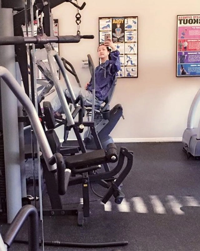 Sao viet tap gym het minh vẫn mang trang bi ngop tho giam can nhanh nhung de bi kiet suc - 8
