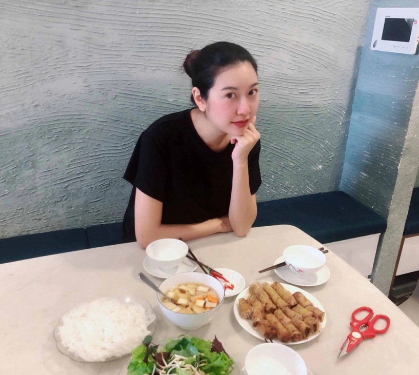 Thuý vân bầu bì những ngày cuối thai kỳ mặt hơi phù nhưng làn da vẫn chuẩn mác hoa hậu - 1
