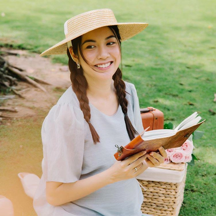 Thuý vân bầu bì những ngày cuối thai kỳ mặt hơi phù nhưng làn da vẫn chuẩn mác hoa hậu - 2