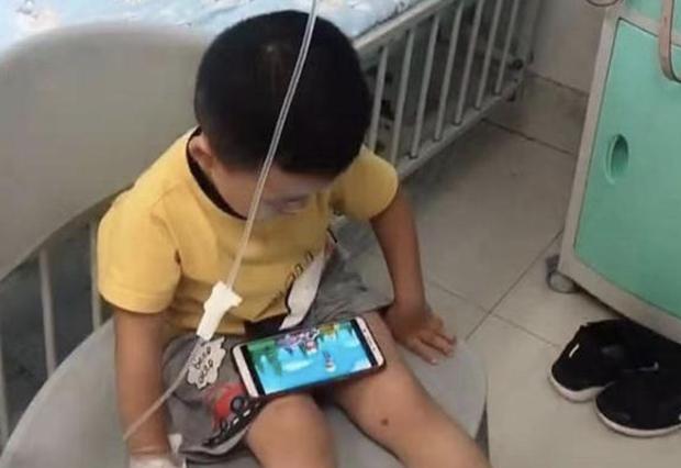 Trong phòng bệnh nhi cặp vợ chồng cho con chơi điện thoại rồi thản nhiên làm hành động đỏ mặt - 1