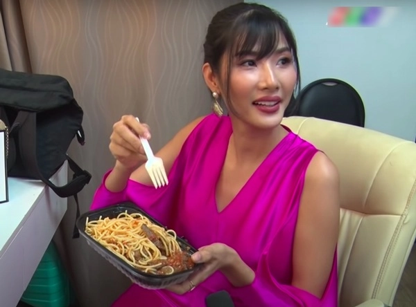 Vướng nghi vấn nâng ngực rồi sửa mũi nàng á hậu vẫn khổ sở vì bị nói đẹp nhân tạo - 17