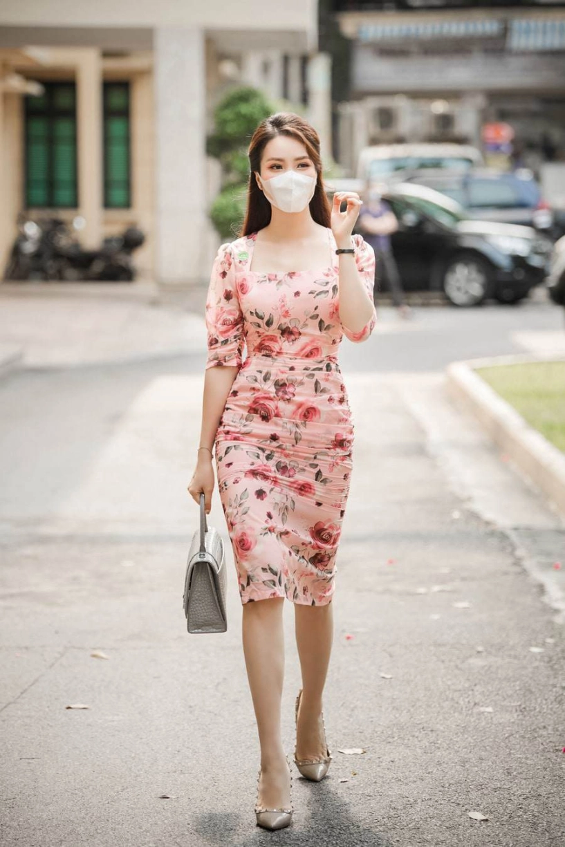 Á hậu thuỵ vân hiếm hoi diện đầm cắt khoét gợi cảm cđm không tiếc lời khen dáng siêu đẹp - 4