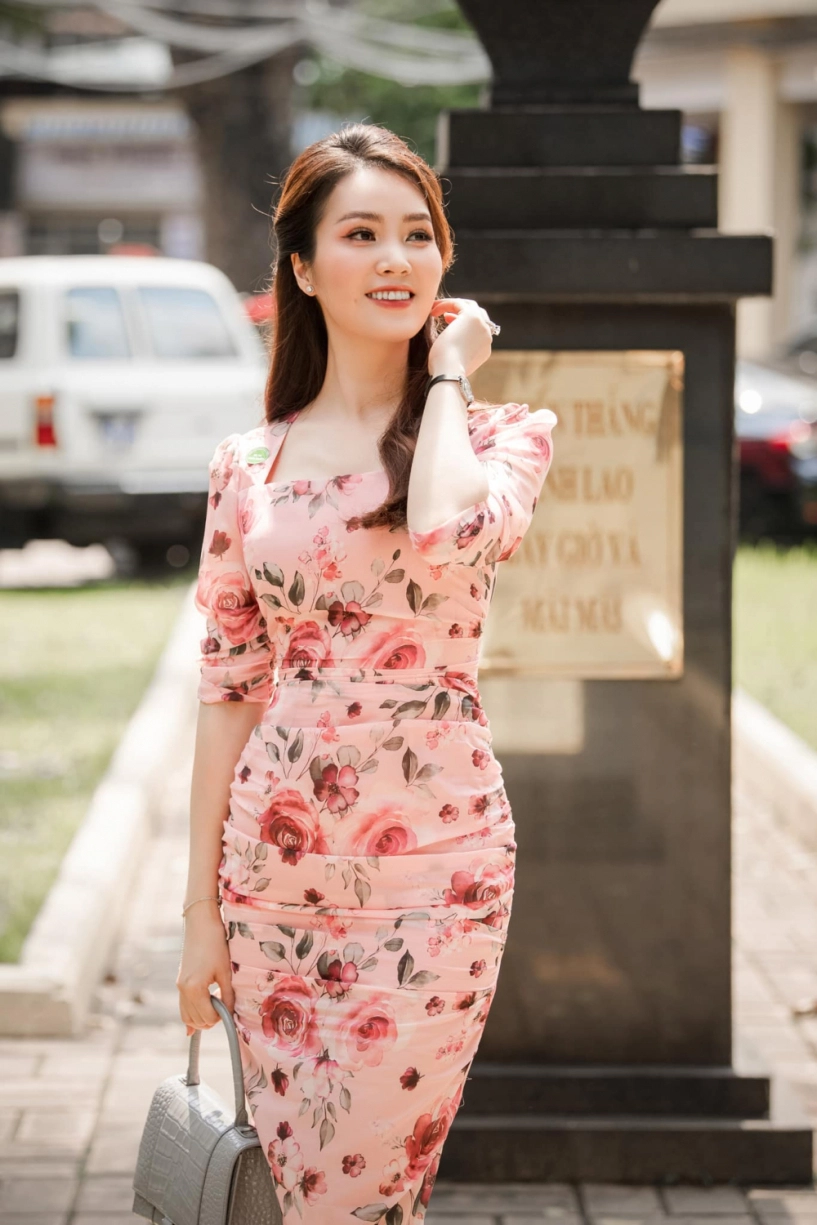 Á hậu thuỵ vân hiếm hoi diện đầm cắt khoét gợi cảm cđm không tiếc lời khen dáng siêu đẹp - 5